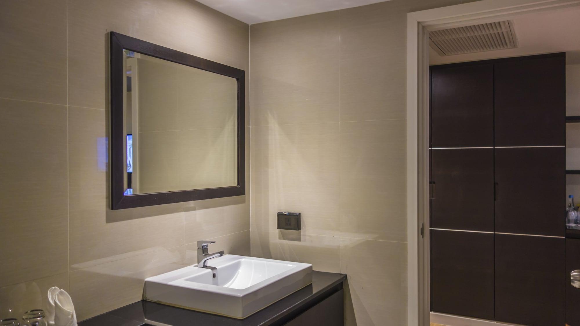 Unique regency hotel. Зеркало в ванную в стальной раме.